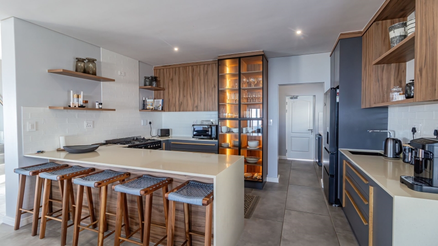 4 Bedroom Property for Sale in Pearl Bay Western Cape